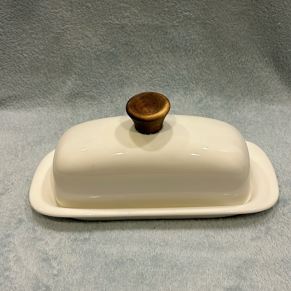 Dowan Brand Butterdish With Lid And Wooden Handle